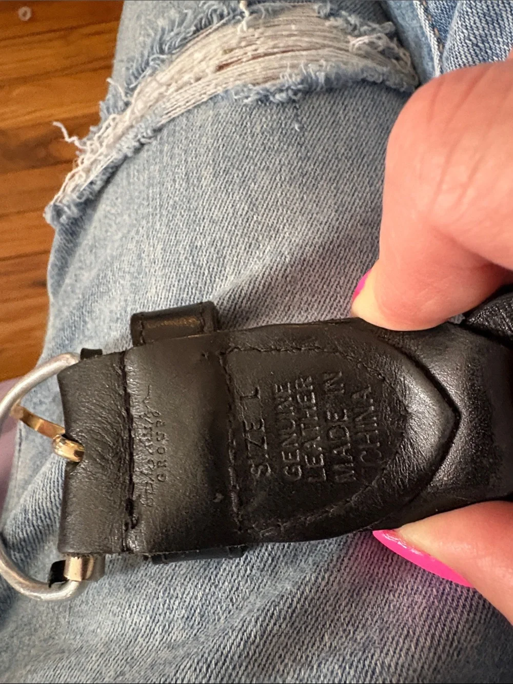 Vintage leather belt with a looped design  Black leather